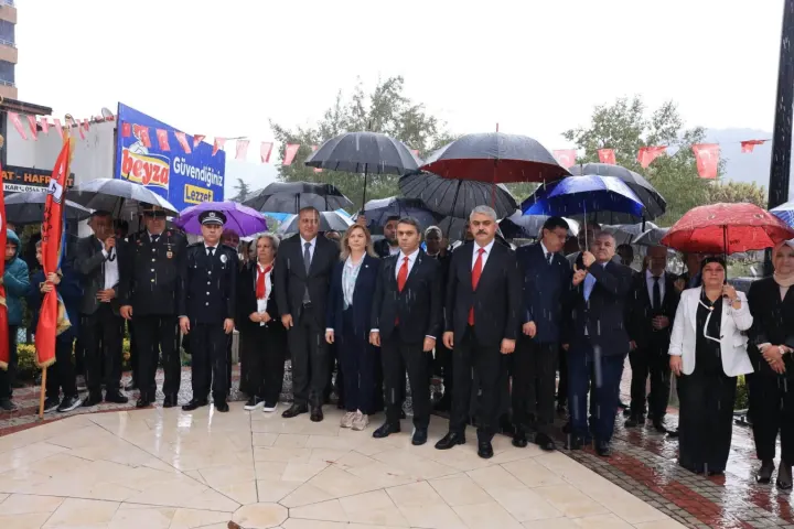 Pozantı Kapalı Spor Salonu'nda Cumhuriyet Coşkusu: Öğrencilerin Gösterileri Büyüledi