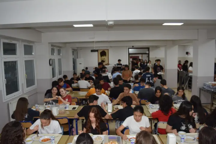 Eczacı Bahattin-Sevinç Erdinç Fen Lisesi Yurdunda Eğlenceli Ve Samimi Akşam Yemeği
