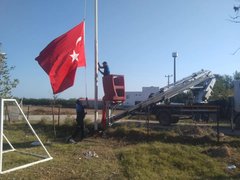 Yumurtalık’ta bayraklar yenileniyor, temizlik çalışmalarıyla ilçe pırıl pırıl oluyor