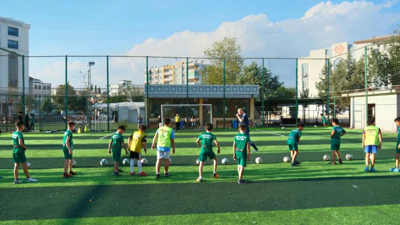 Ceyhan Belediyesi’nden Minik Sporculara Ücretsiz Futbol Eğitimi