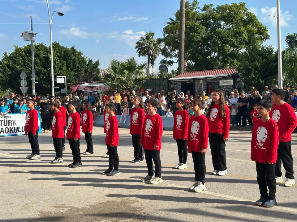 Milletvekilleri ve Başkan Altıok Cumhuriyet Bayramı’nı Halkla Kutladı