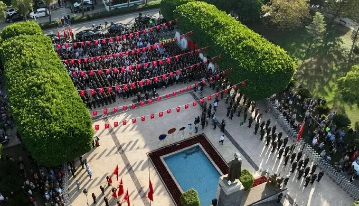 Adana’da Sirenler Çaldı, Vatandaşlar Saygı Duruşuna Geçti