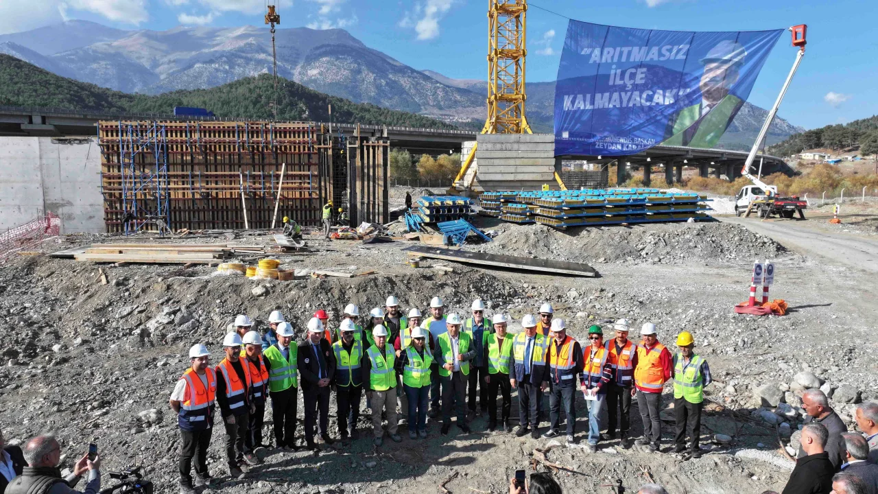 Güngör Geçer, temeli atılan Pozantı Atık Su Arıtma Tesisi’nde incelemelerde bulundu