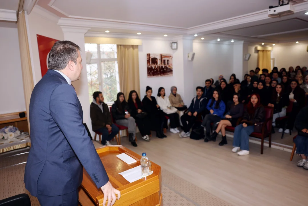 ÇÜ’de Öğrenci Odaklı Yönetim: Rektör Beriş Eğitim Fakültesi Öğrencileriyle Buluştu