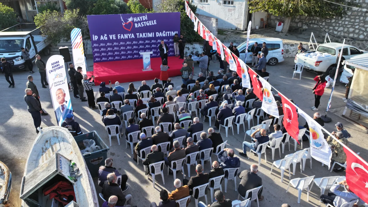 Adana Büyükşehir Belediyesi, Yumurtalık ilçesinde balıkçılara ip ağ ve fanya takımı desteğinde bulundu.