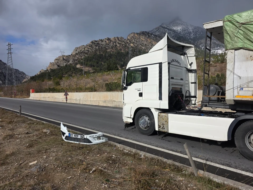 Pozantı’da Trafik Kazası: Otomobil Hurdaya Döndü
