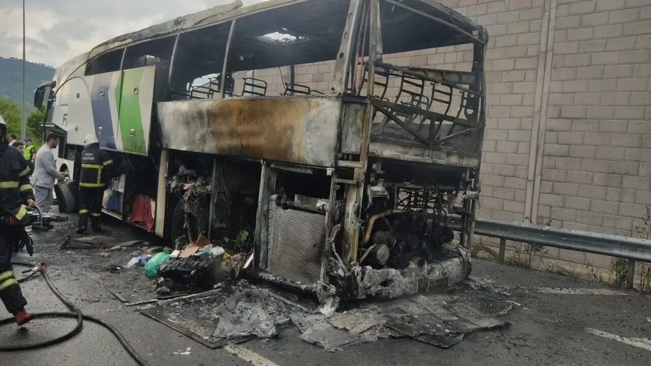 Pozantı Otoyolunda Facianın Eşiğinden Dönüldü: Yolcu Otobüsü Yandı