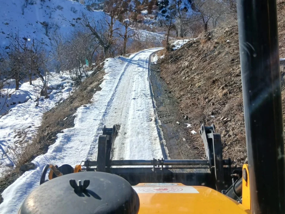 Pozantı Belediyesi Ekiplerinin Karla Mücadelesi Sürüyor