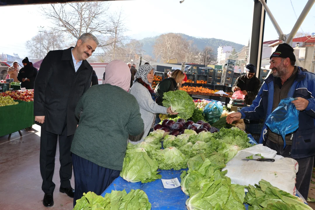 Pozantı’da Cuma Bereketi: Başkan Avan Pazarda