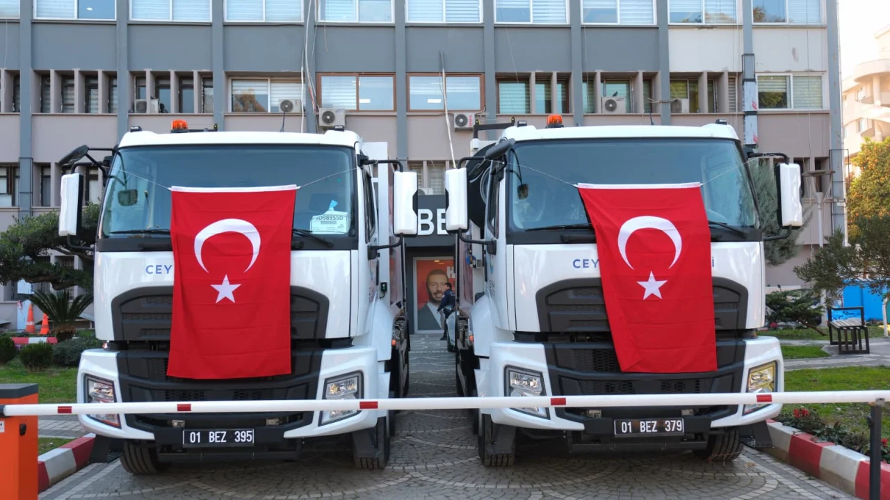 Ceyhan Belediyesi İki Yeni Çöp Kamyonunu Hizmete Aldı