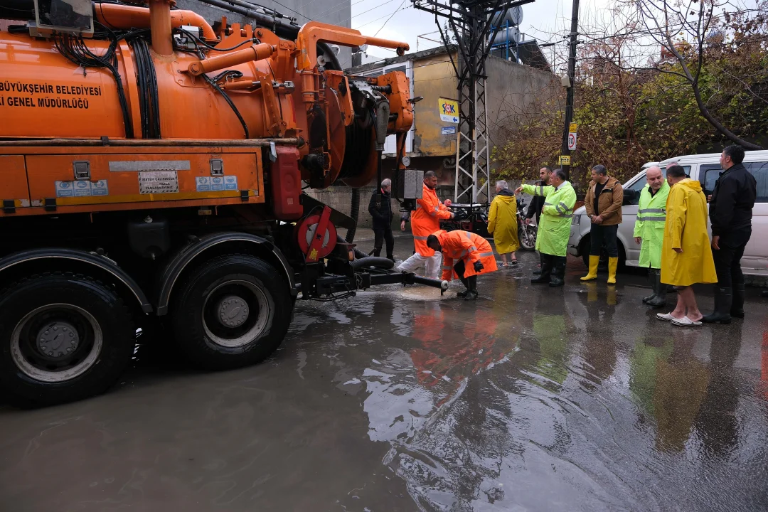 Metrekareye 72 kg yağmurun yarattığı sorunlara Büyükşehir aralıksız müdahale ediyor.