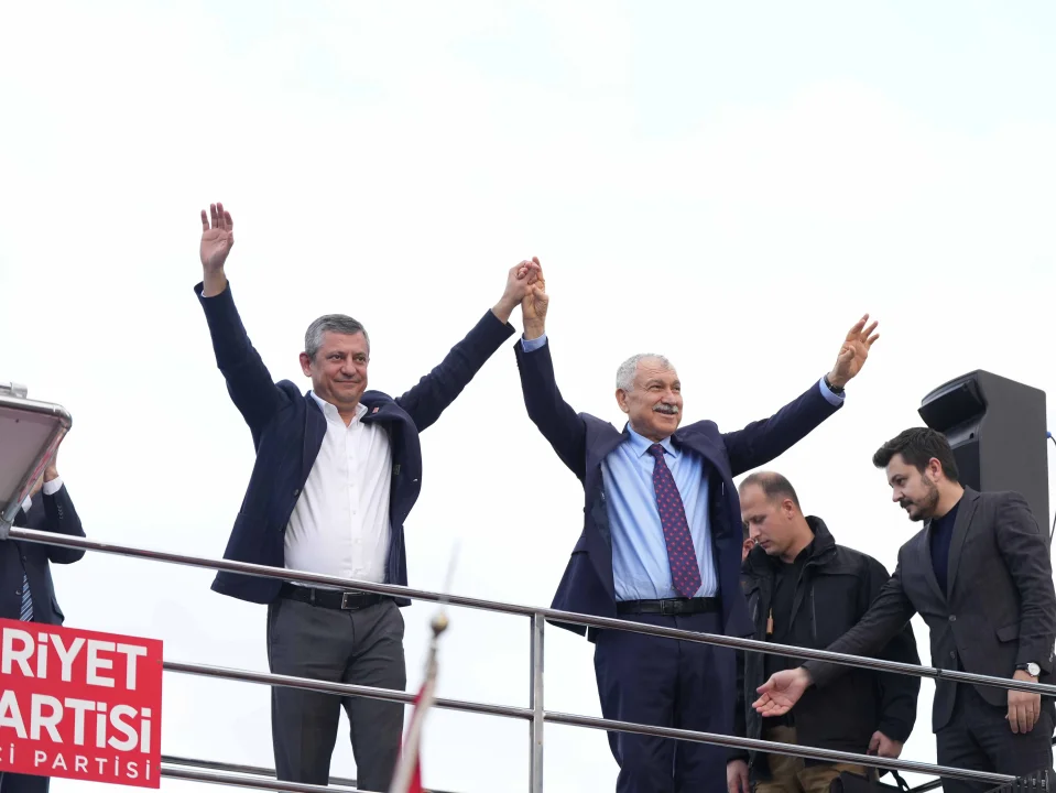 Büyük Kucaklaşma Mitinge Dönüştü: Adana Ayakta