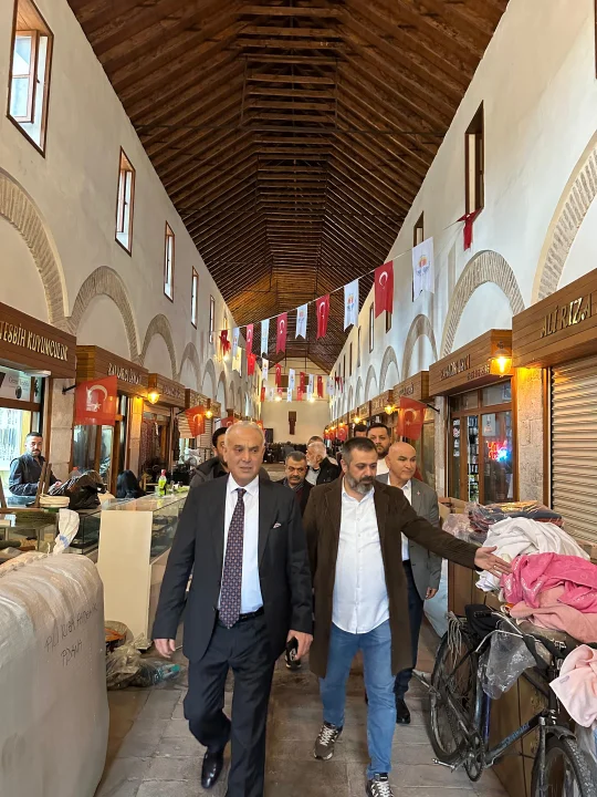 Başkan Yusuf Kanlı, tarihî çarşıda sorun dinledi