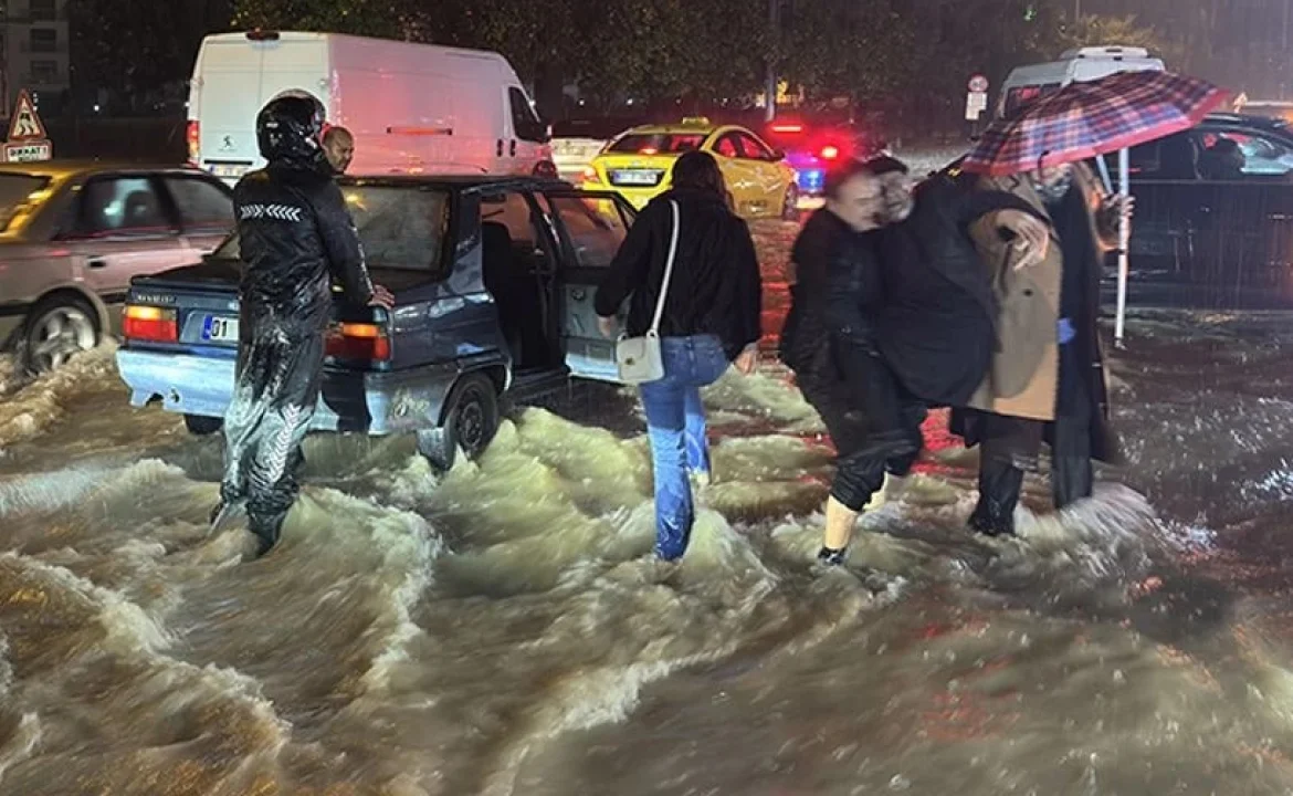 Meteoroloji Uyarmıştı: Adana’da Sağanak ve Fırtına Etkili