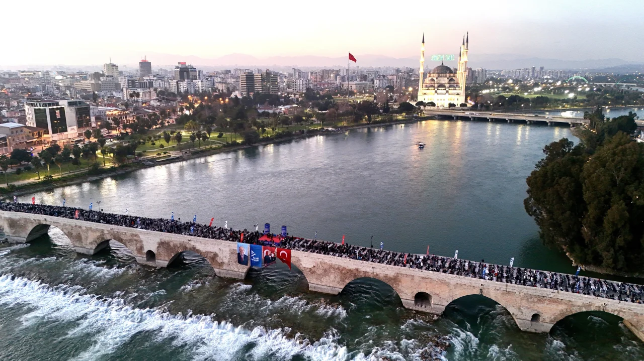 Yüreğir Belediyesi’nden Tarihi İftar: Taşköprü Üzerinde 5 Bin Kişilik Gönül Köprüsü