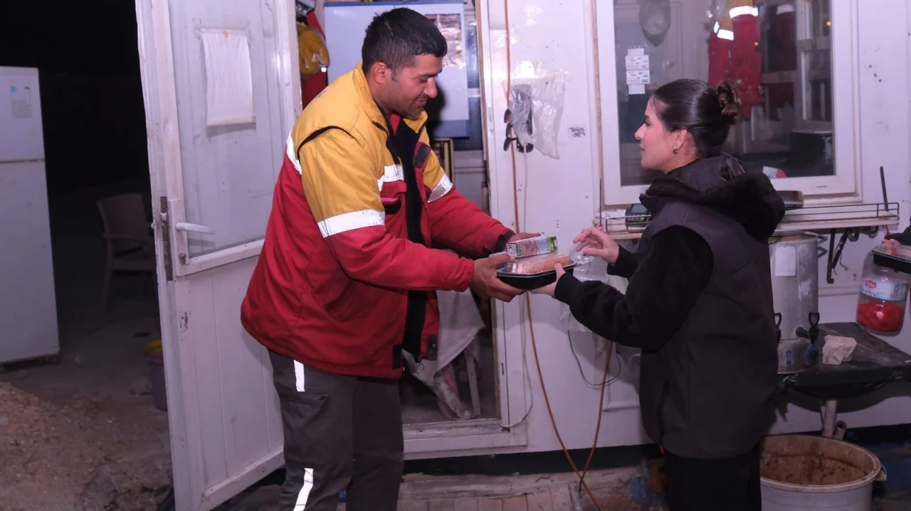 Başkan Vekili Yıldız'dan Gece Çalışanlarına Jest: Sahur Sofrası İş Başında Kuruldu