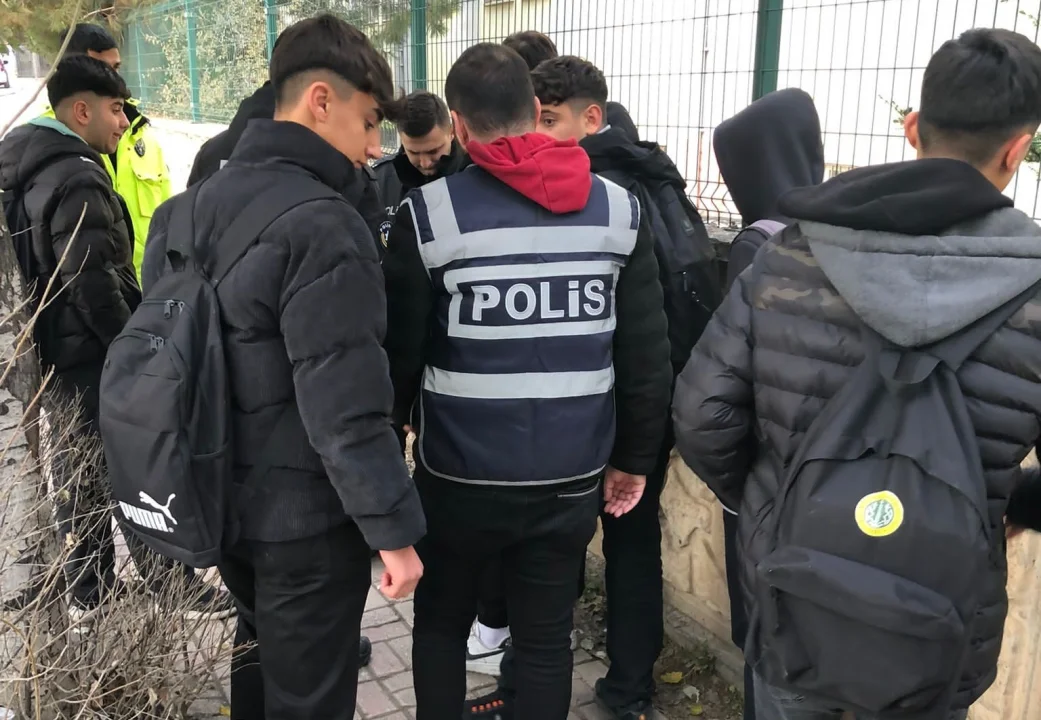 Zehir Tacirlerine Göz Açtırılmıyor: Adana Emniyeti’nden Eğitim Güvenliği Mesaisi