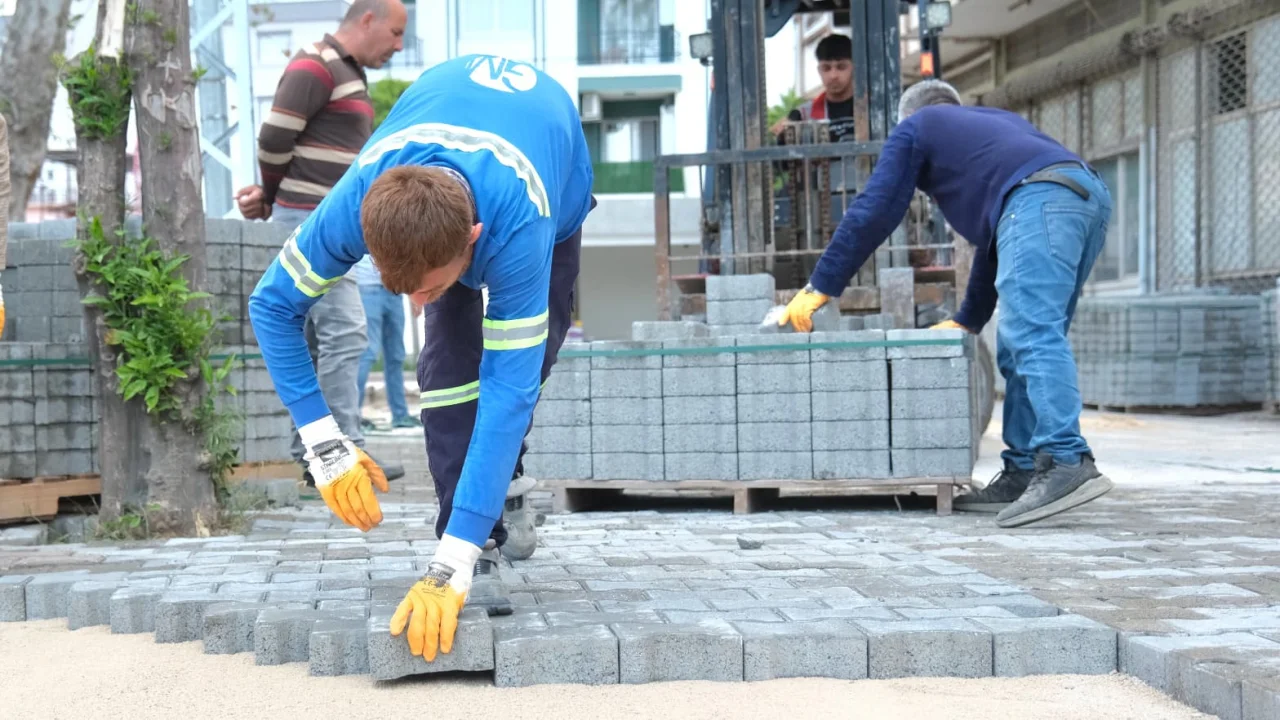 Şehir Estetiği ve Güvenli Ulaşım El Ele: Ceyhan’da Kaldırımlar Yenileniyor