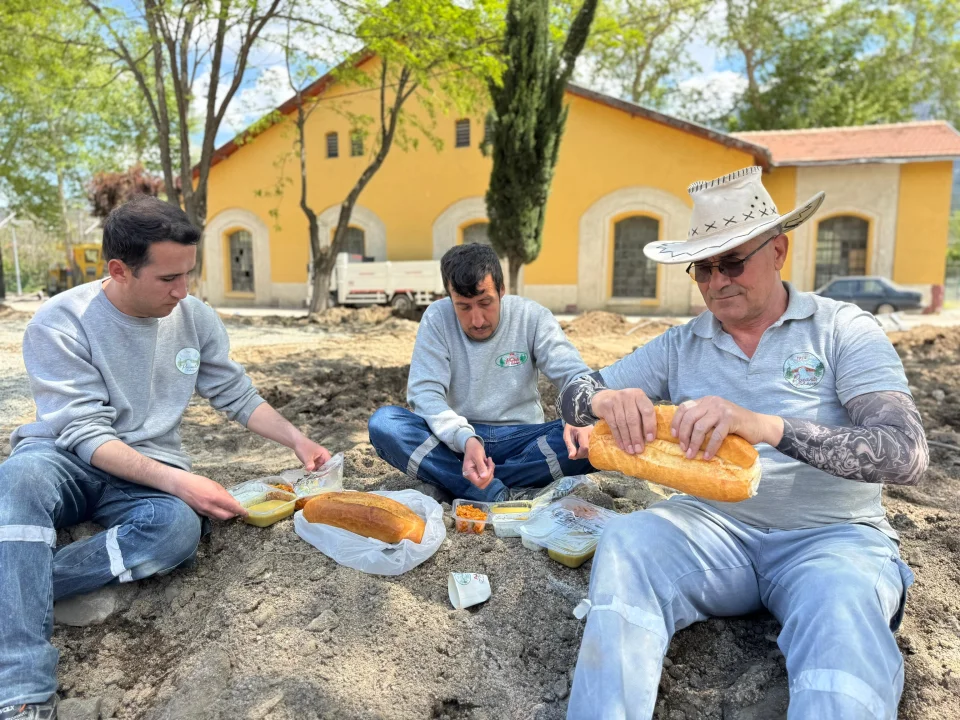 Aşını Mesai Arkadaşlarıyla Paylaştı: Başkan Avan’dan İşçilere Moral Ziyareti