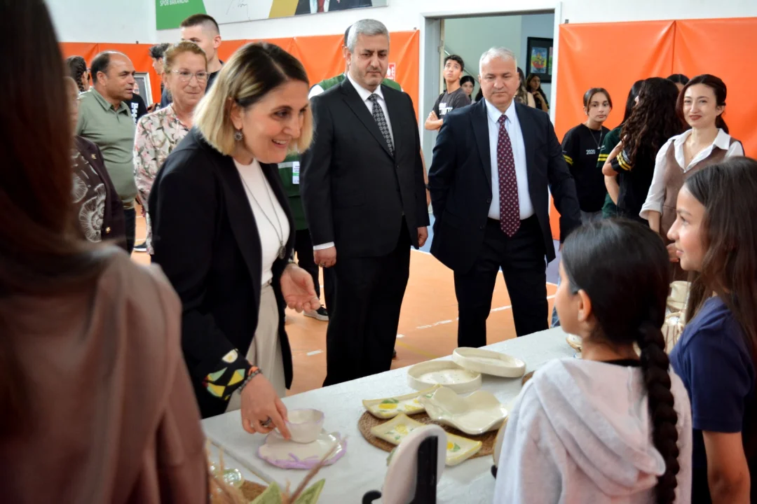 Ceyhan Gençlik Merkezi Kursiyerlerinden Görsel Şölen: Kurdeleyi Protokol Kesti