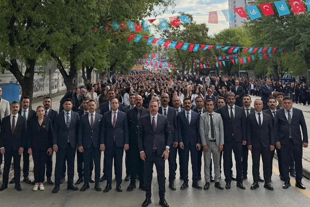 Ankara’da Tarihi Gün: Türk Gençliği Büyük Kurultayı’na Adana’dan 1500 Kişilik Dev Çıkarma!