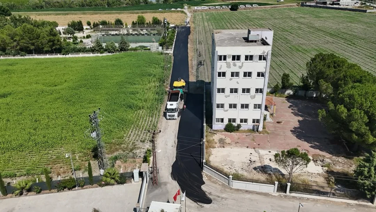 Yağmurda Çamur Dönemi Bitti: Ceyhan’da Şehit Zeynep Sağır Anadolu Lisesi’ne Modern Ulaşım