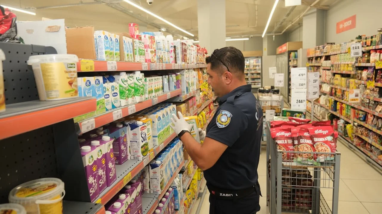 Ceyhanlılar Güvenle Alışveriş Yapsın Diye: Belediye Ekipleri Marketleri Mercek Altına Aldı