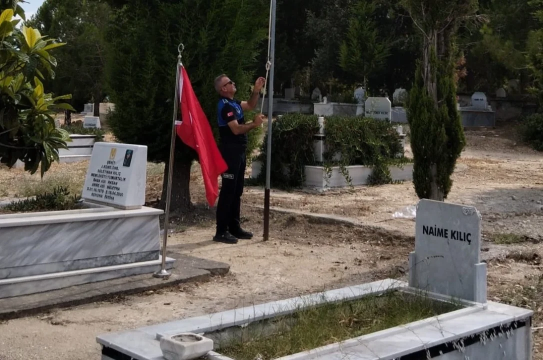 Adana’da Örnek İş Birliği: Yumurtalık ve Büyükşehir’den Şehitliklerde Titiz Çalışma