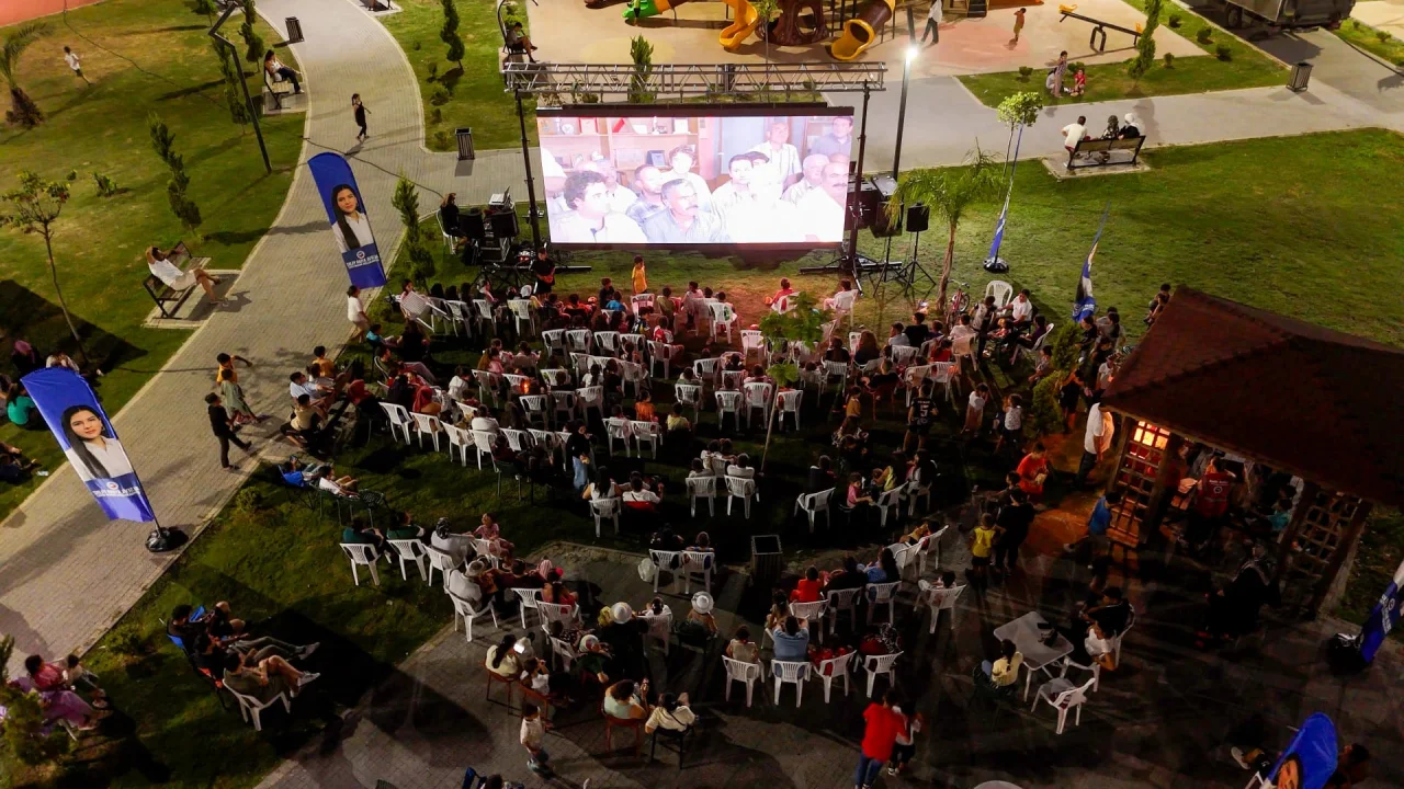 Ceyhan'da Nostaljik Sinema Akşamları: Vatandaşlar 6 Ocak Meydanı'na Akın Etti