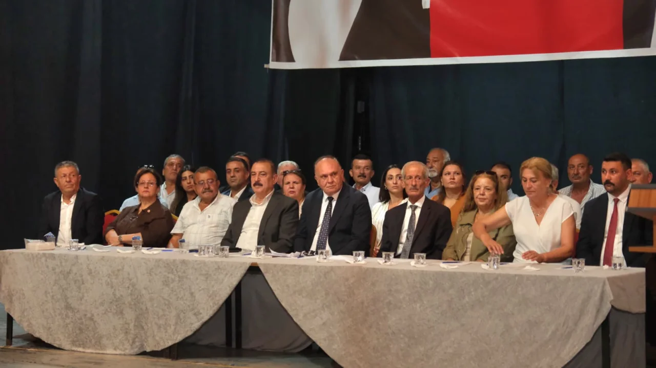 Murat Göğebakan Kültür Merkezi'nde Sürpriz Gelişme: Kadir Aydar CHP'ye Veda Etti