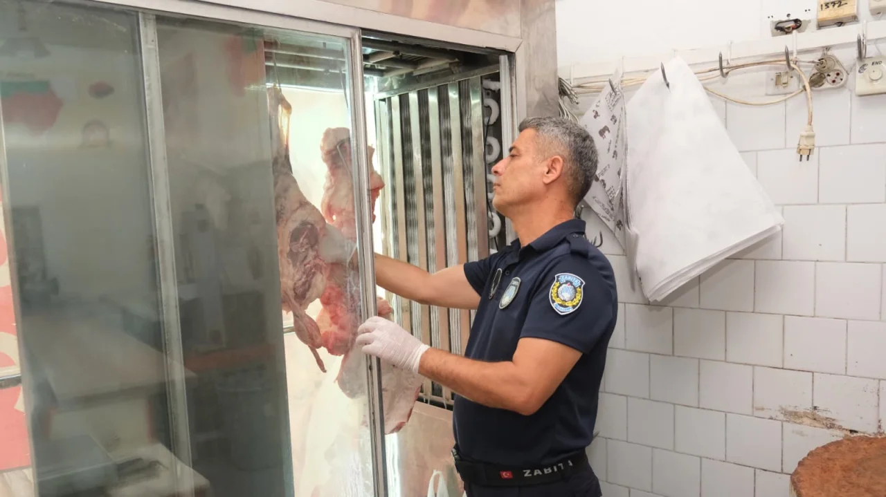 Ceyhan’da Gıda Güvenliği Alarmı: Zabıtadan Kasap ve Tavukçulara Sıkı Denetim