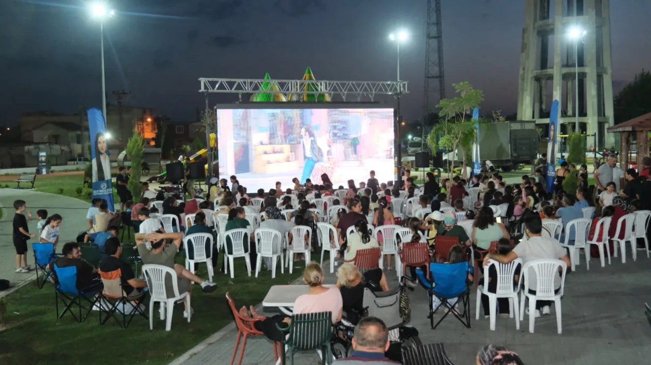 Ceyhan Belediyesi’nden Çocuklara Ve Ailelere Yaz Sürprizi: Parklarda Sinema Keyfi