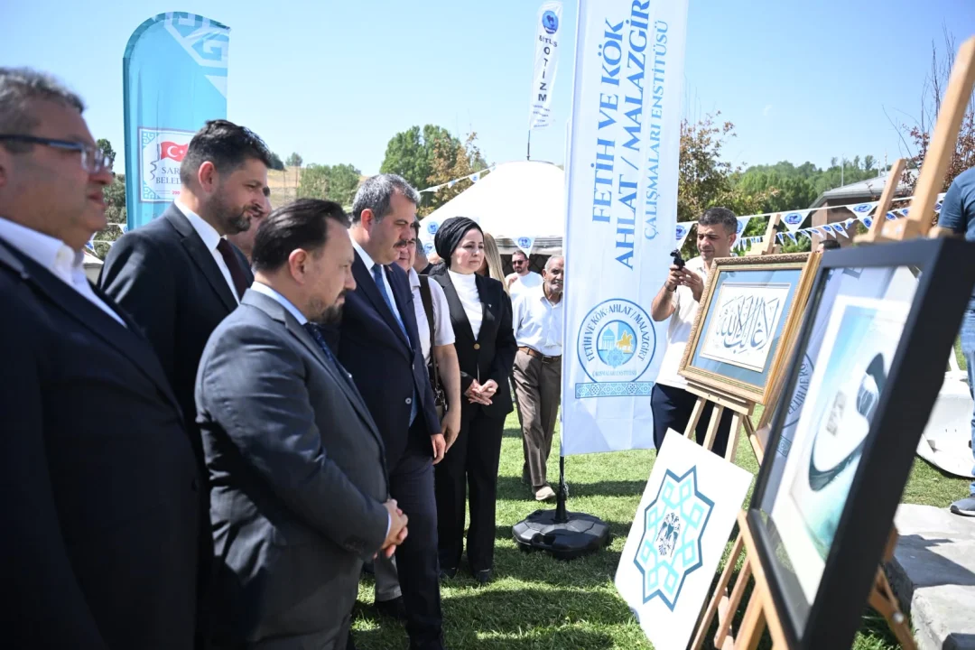 Ahlat’ta Protokolün Katılımıyla “Ahlat: Geçmişin İzinden” Sergisi Açıldı