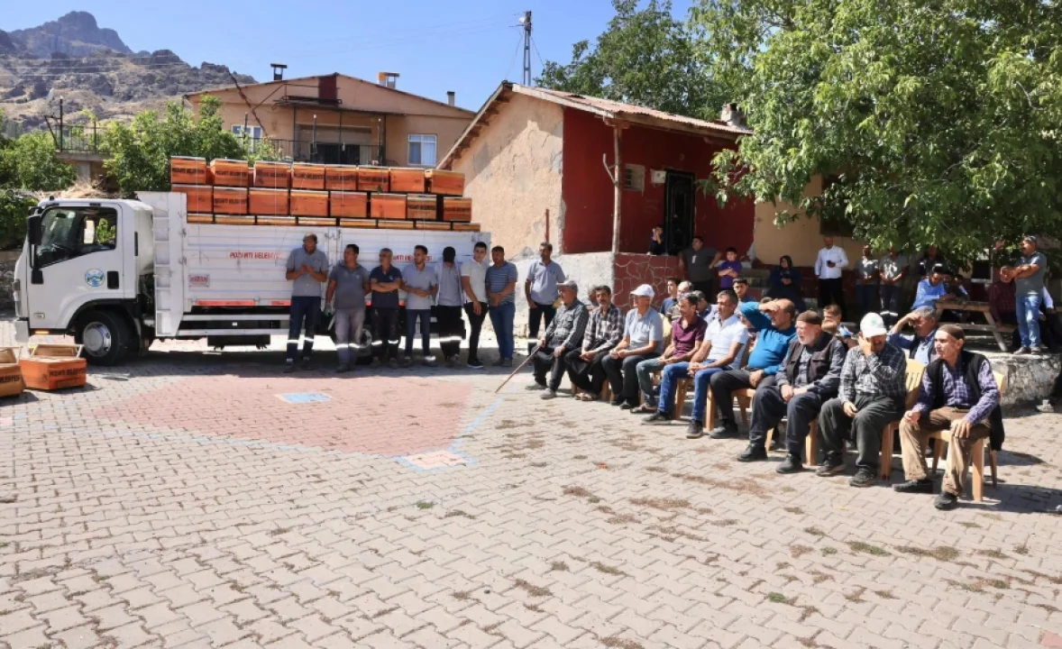 Karakışlakçı’da Bal Mesaisi: 36 Üreticiye 360 Arı Kovanı Kendi Elleriyle Teslim Edildi