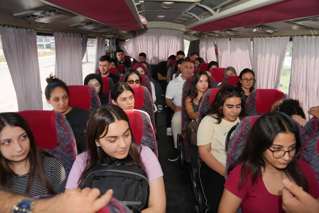 Adana Büyükşehir Gençleri Yalnız Bırakmadı: Otogarda Sıcak Karşılama!