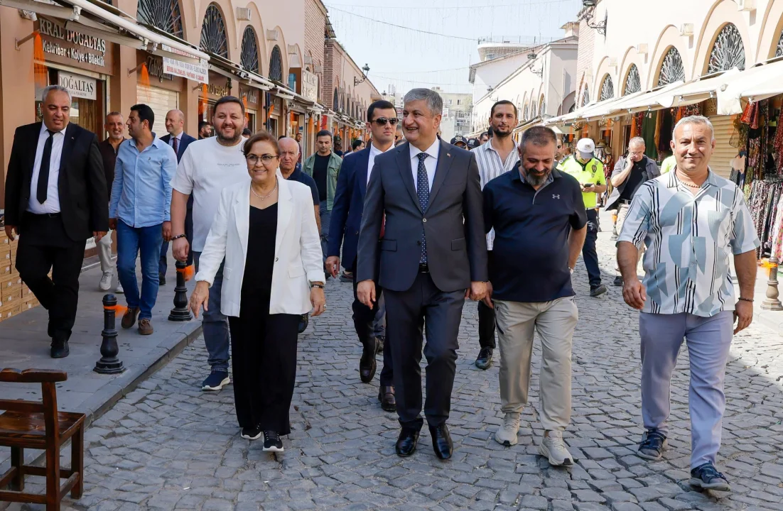 Büyük Saat Sokağı Yayalaştırıldı, Esnaf Memnun Kaldı