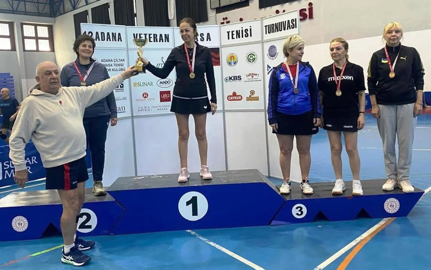 Turnuvada Dereceye Giren Sporculara Kupa ve Madalya