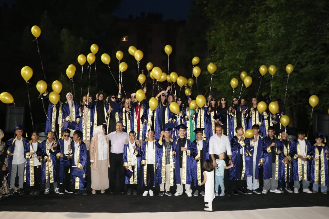 YAŞAR RUKİYE KISACIK ORTAOKULU’NDA DUYGUSAL VE UNUTULMAZ MEZUNİYET TÖRENİ