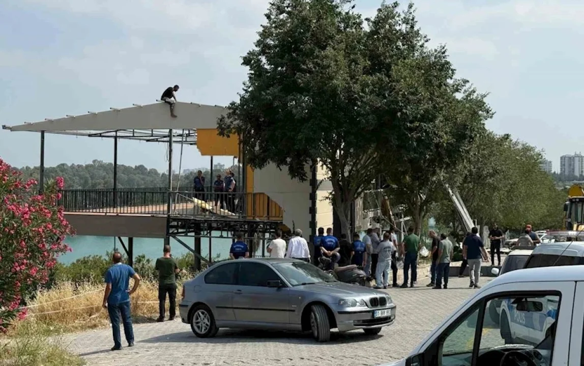 Seyir Terası Yıkılıyor: İşletme Sahibi Çatıya Çıktı, Gözaltına Alındı