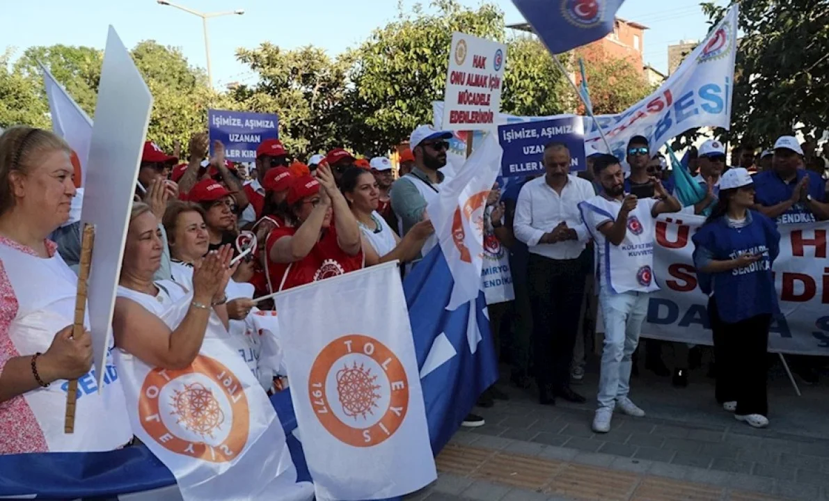 Kamu işçileri insanca yaşam talebiyle 81 ilde AK Parti il binaları önünde eylemde