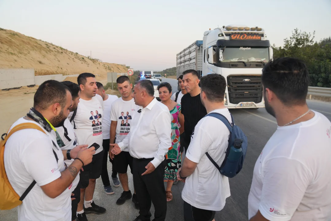 Güngör Geçer’den Özgürlük Yürüyüşü’ndeki gençlere destek