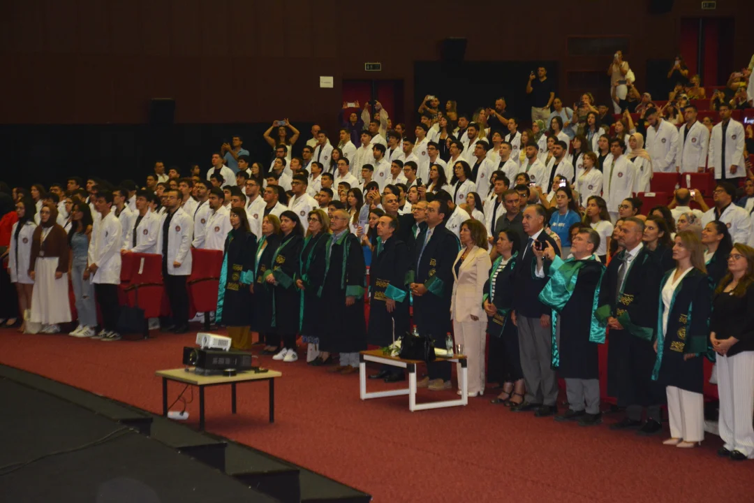 DOKTOR ADAYLARI BEYAZ ÖNLÜKLERİNİ GİYDİ
