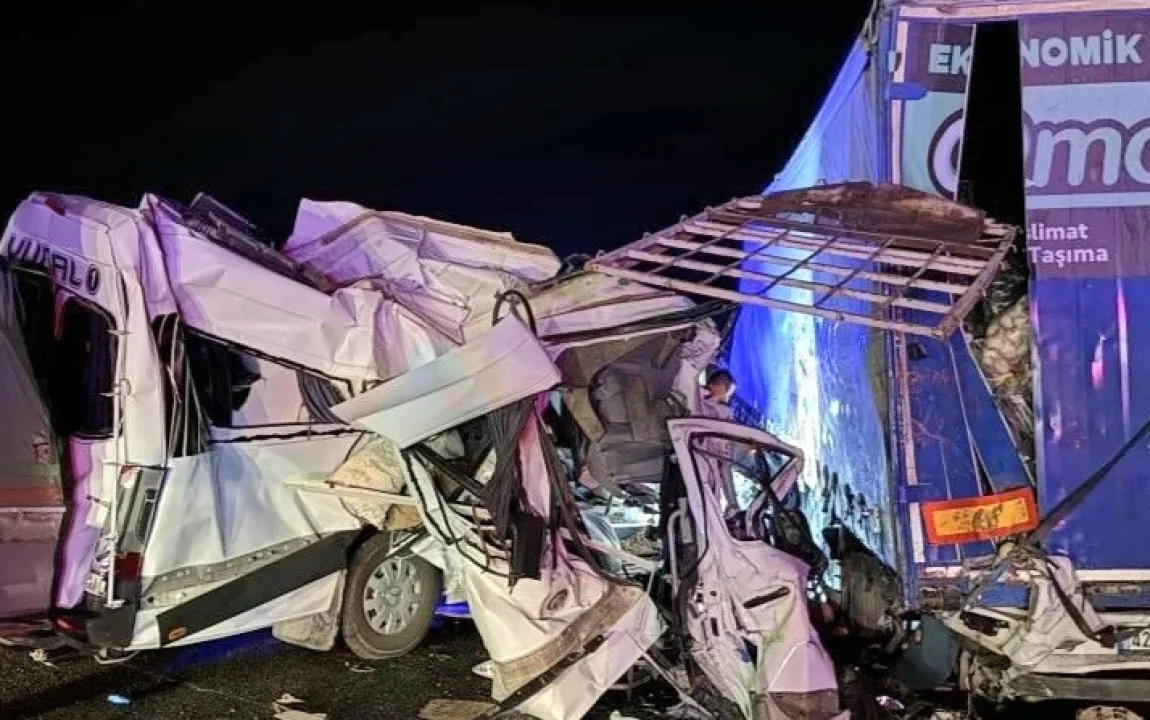 Feci Çarpışma! Minibüs TIR’a Arkadan Çarptı: Çok Sayıda Ölü ve Yaralı